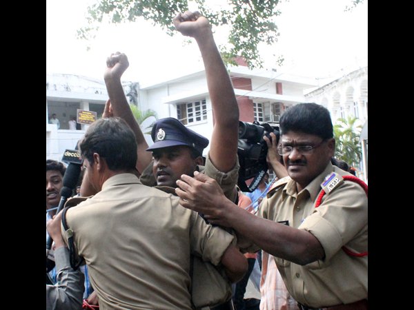 అదుపులోకి తీసుకుని తరలించారు అదుపులోకి తీసుకుని తరలించారు