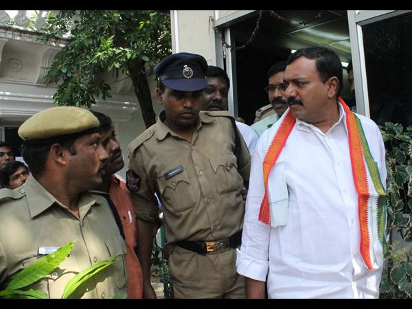 గండ్ర బైఠాయింపు.. గండ్ర బైఠాయింపు..