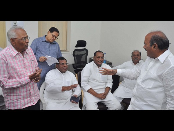 తెలంగాణ ఎమ్మెల్సీల సమావేశంలో జెసి