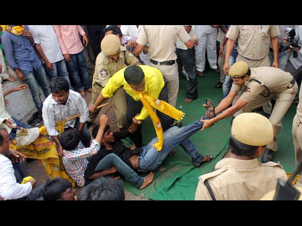 అడ్డుకునే ప్రయత్నం..