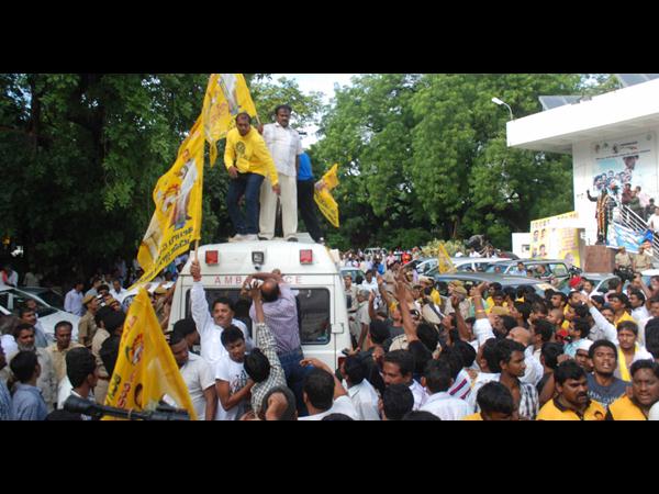 ఇలా వెంట పడ్డారు..