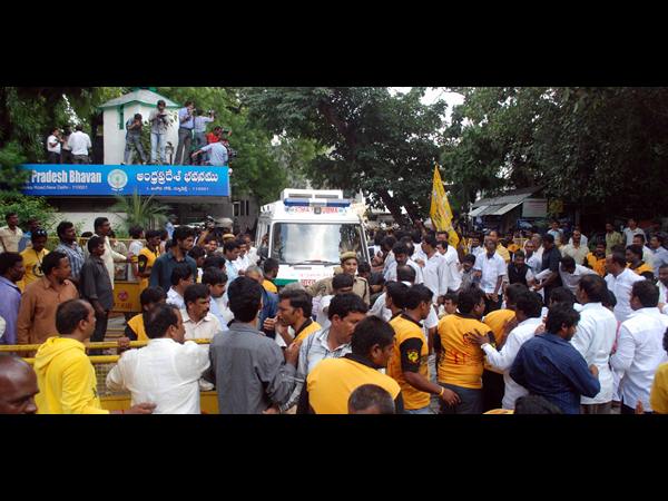 ఎపి భవన్ వద్ద ఉద్రిక్తత