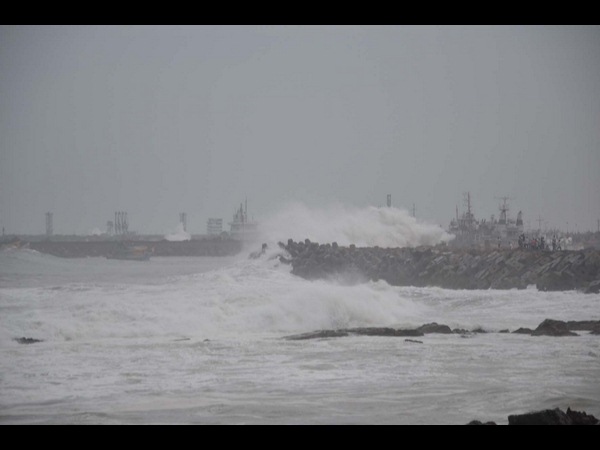 రాకాసి అలలు