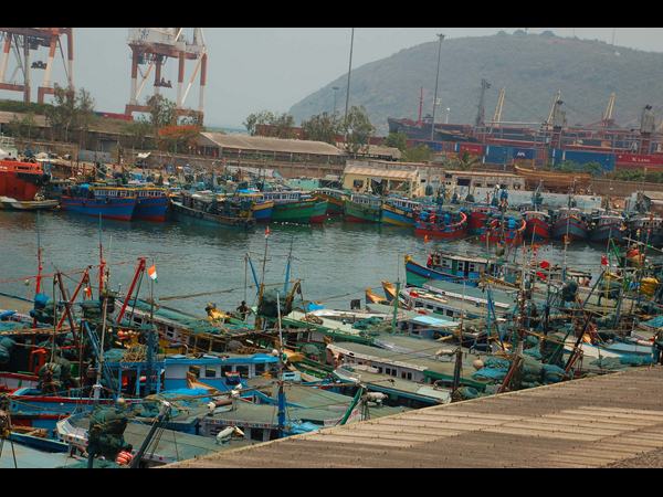 ఓడరేవుల్లో హెచ్చరికలు