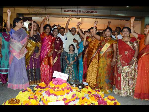 1. జై తెలంగాణ నినాదాలు.. 