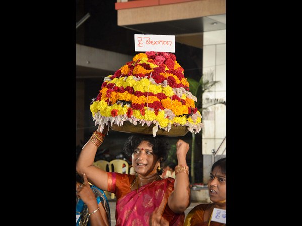 జై తెలంగాణ బతుకమ్మ..