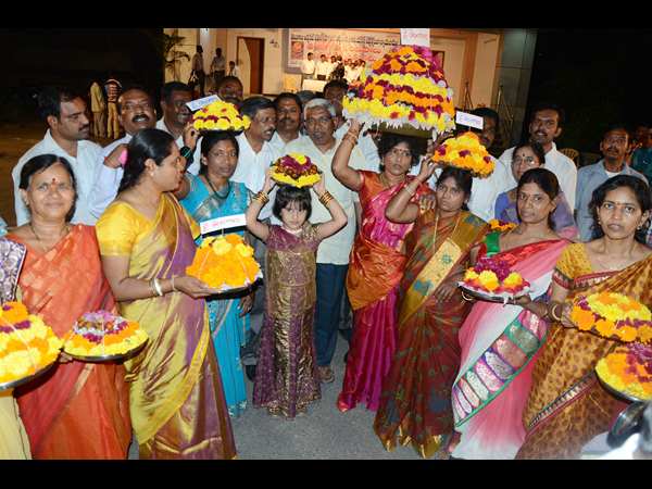 బతుకమ్మ వేడుకల్లో కోదండరామ్..