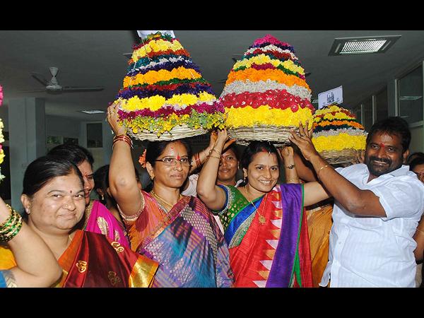 బతుకమ్మ వేడుకల్లో శ్రీనివాస గౌడ్..