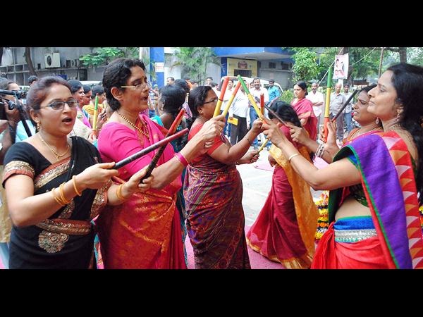 మహిళల కోలాటం..