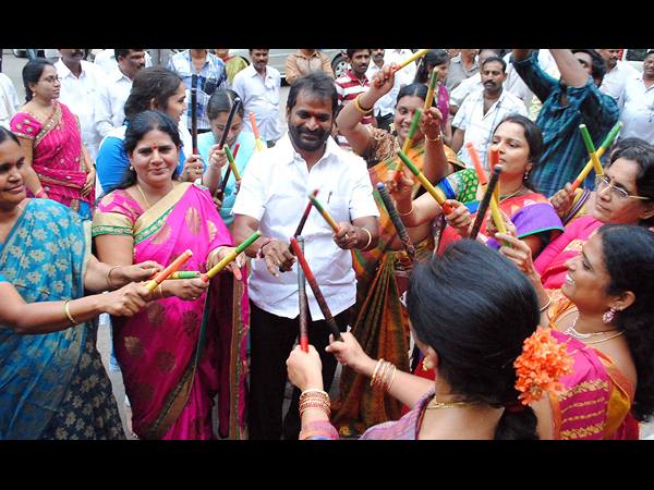 కోలాటం ఆటలో శ్రీనివాస గౌడ్...