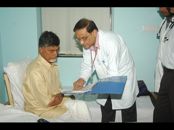 పరిస్థితిని వివరిస్తున్న వైద్యులు..