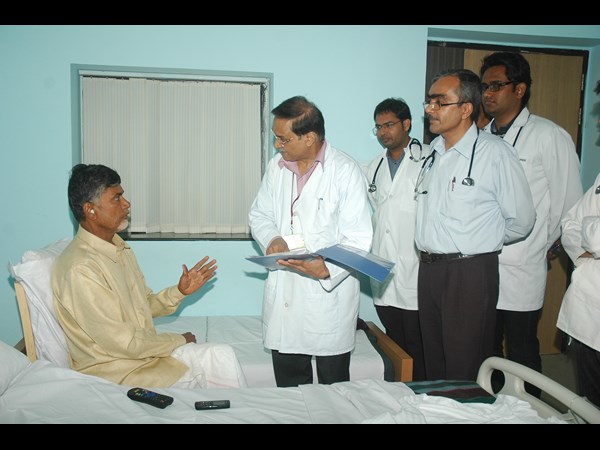 వైద్యులతో బాబు