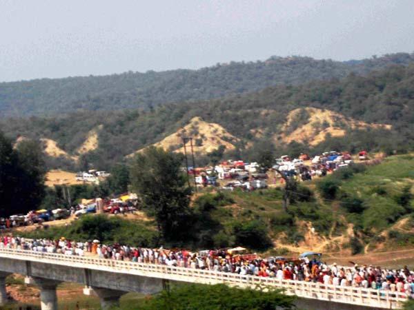 బ్రిడ్జి పైన భక్తులు