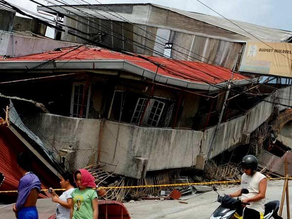 కూలిన నిర్మాణం..