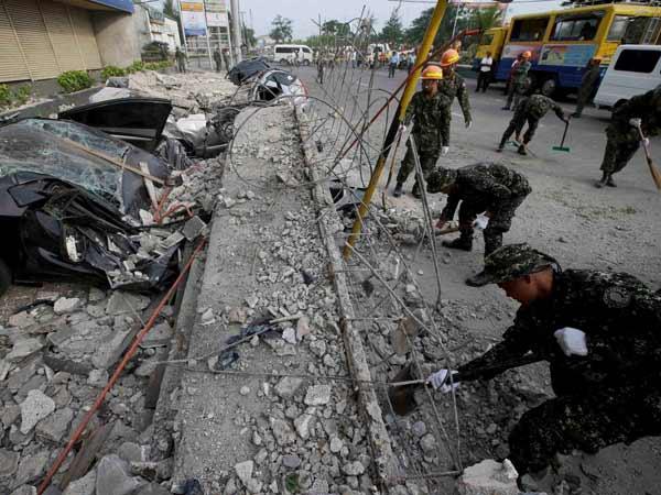 శిథిలాల తొలగింపు..