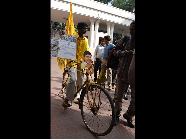 బాబు వీరాభిమాని..