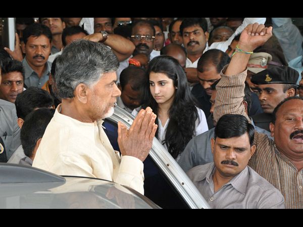కారులో బయలుదేరడానికి ముందు..