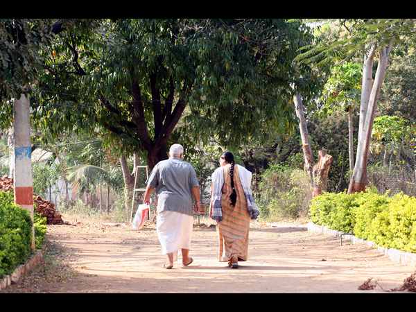 పెరాలిసిస్‌ చికిత్స కోసం వచ్చిన దంపతులు