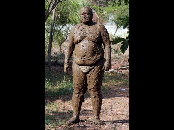 మడ్ బాత్‌తో ఓ వ్యక్తి ఇలా..