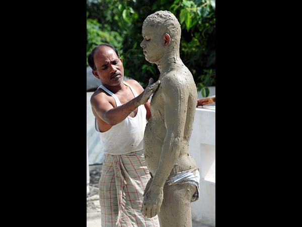 ప్రకృతిలో చేరిపోతాడు..