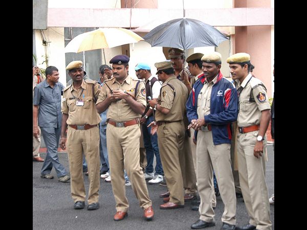 పోలీసులు ఇలా..