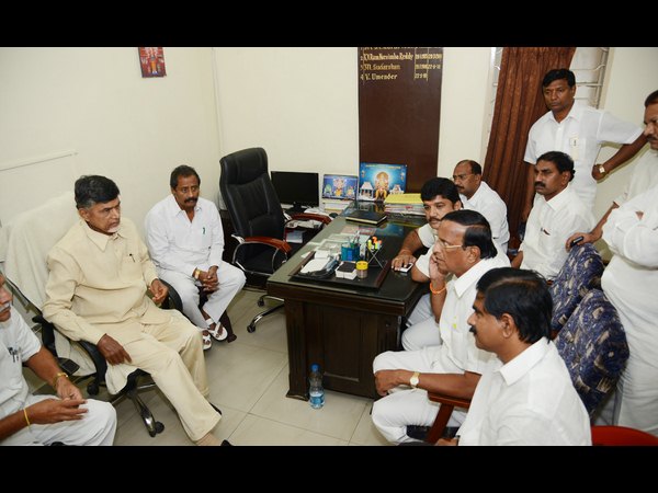 పోలీసు స్టేషన్‌కు చంద్రబాబు