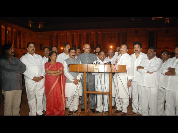 మీడియాతో