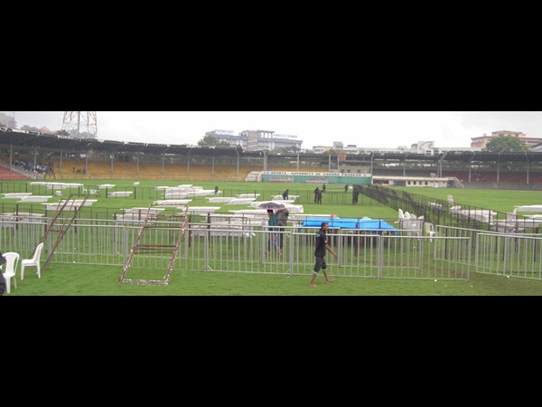 మైదానం తడిసింది...