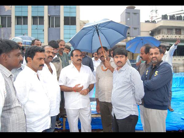 గొడుగు సాయంతోనే ఏర్పాట్లు..