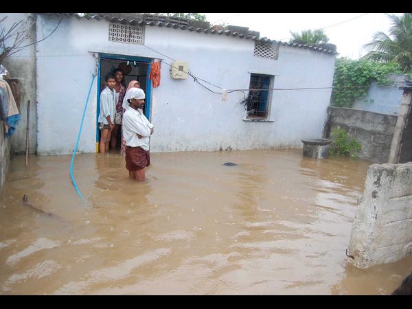 మోకాలు లోతు నీరు..