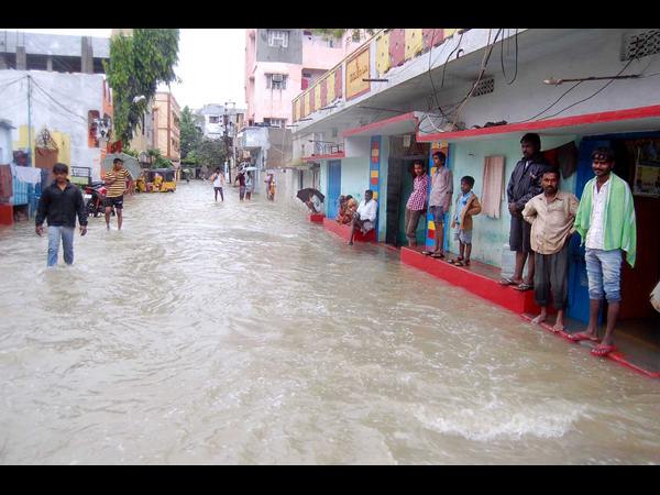 రోడ్డు నదిగా మారిపోయింది