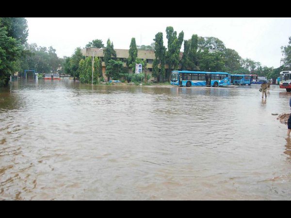 నీళ్లలో హయత్‌నగర్ డిపో..