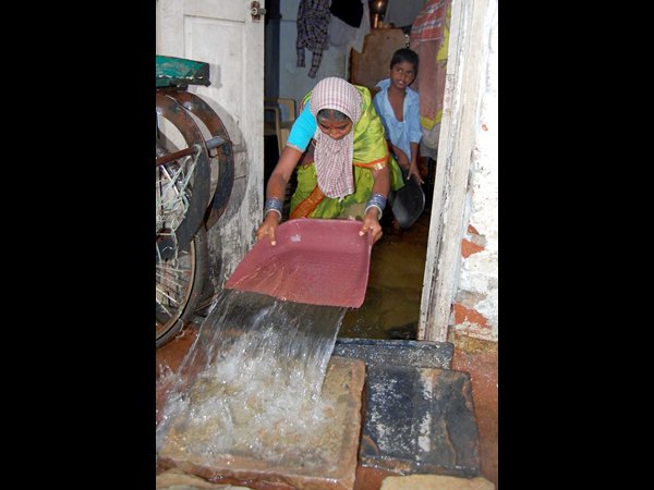 నీళ్లు ఎత్తిపోస్తూ...