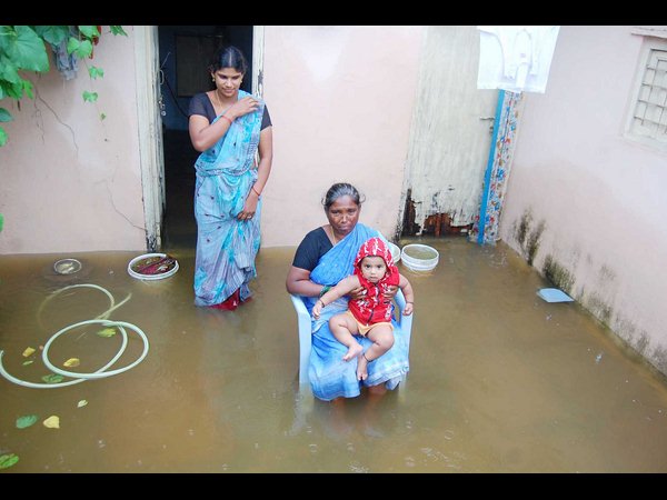 ఇంటిలోకి నీరు చేరి..