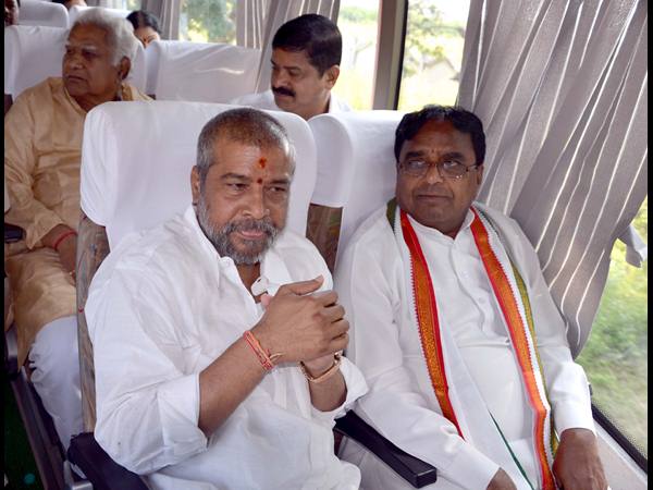 కలిసి బయలుదేరారు