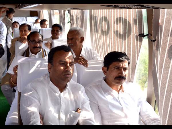 విభేదాలు పక్కన పెట్టి..