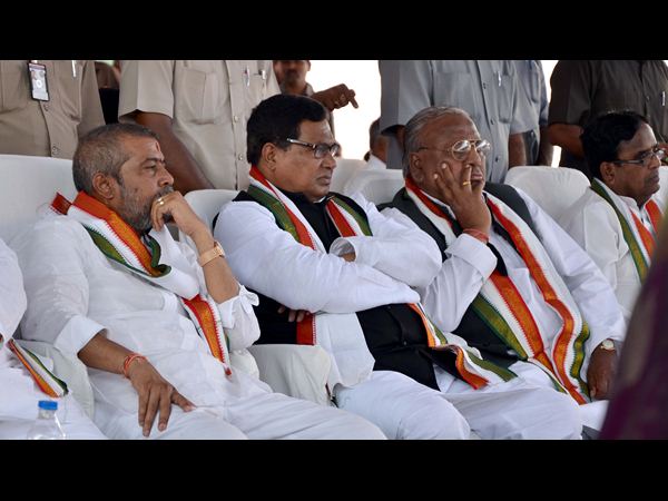 జగన్‌పై విహెచ్ ఫైర్