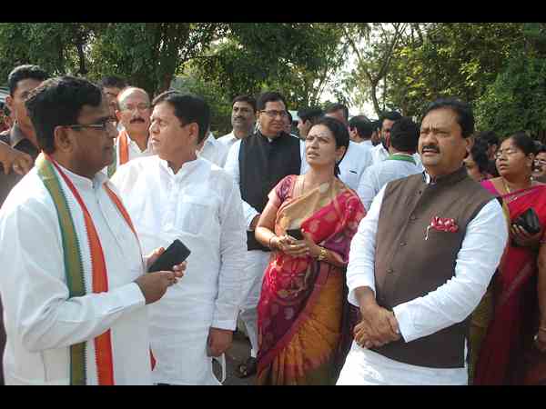 వెళ్లాలని చెప్పడానికి జగన్ ఎవరు