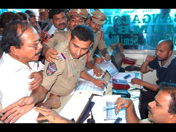 జబ్బార్ కార్యాలయం వద్ద ఆందోళన