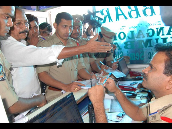 నిలదీస్తున్న బంధువులు