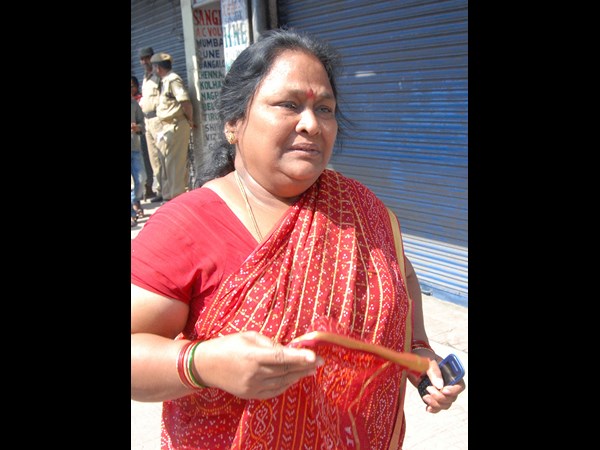 ముఖంలో విషాదం, ఆందోళన..