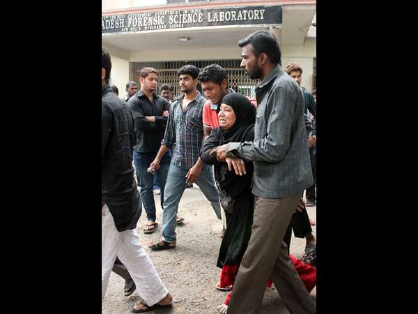 పట్టరాని రోదనతో... పట్టరాని రోదనతో...