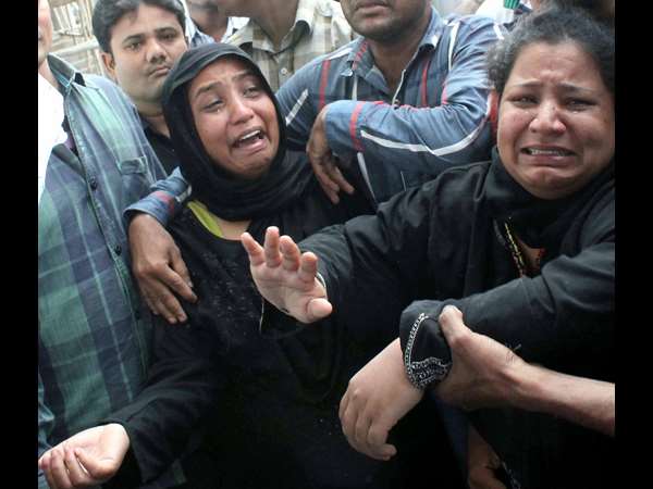 కన్నీరు వరదలై.. కన్నీరు వరదలై..