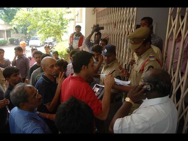 ఇలా తిప్పలు.. ఇలా తిప్పలు..