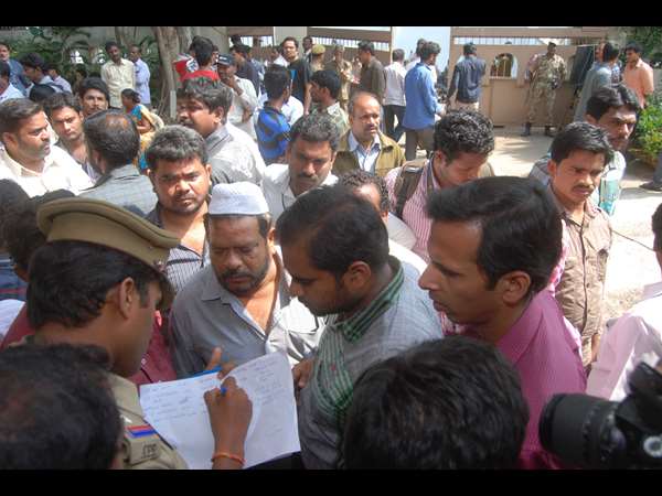 తమవారి కోసం ఇలా.. తమవారి కోసం ఇలా..