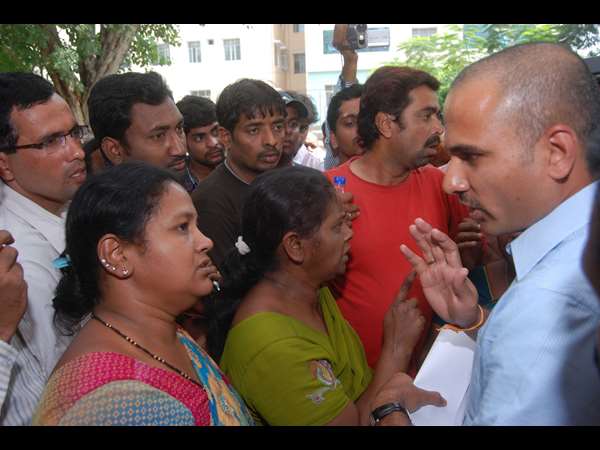 మృతుల బంధువులకు సర్ది చెప్పడమే.. మృతుల బంధువులకు సర్ది చెప్పడమే..