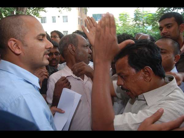 దండం పెడుతూ.. దండం పెడుతూ..