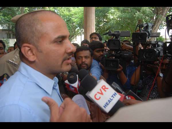 మీడియాతో జాయింట్ కలెక్టర్.. మీడియాతో జాయింట్ కలెక్టర్..