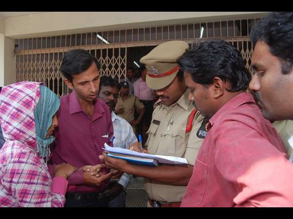 రక్తం ఇస్తూ.. రక్తం ఇస్తూ..