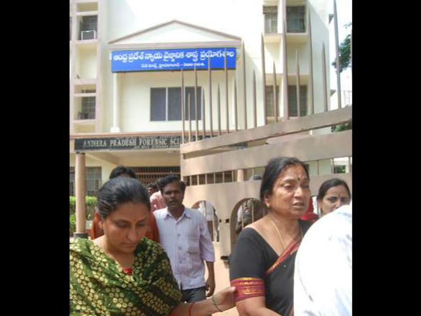 బయటకు వస్తూ... బయటకు వస్తూ...